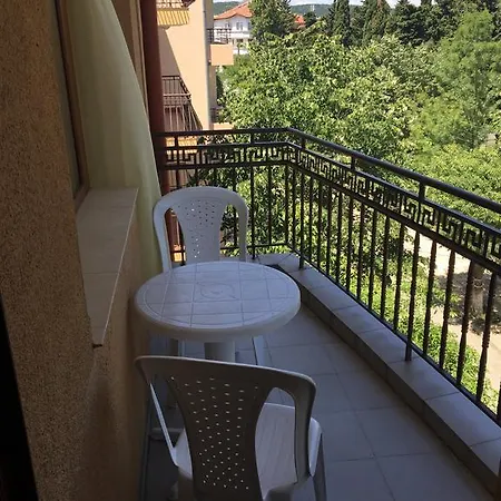 Family Friends Πριμόρσκο